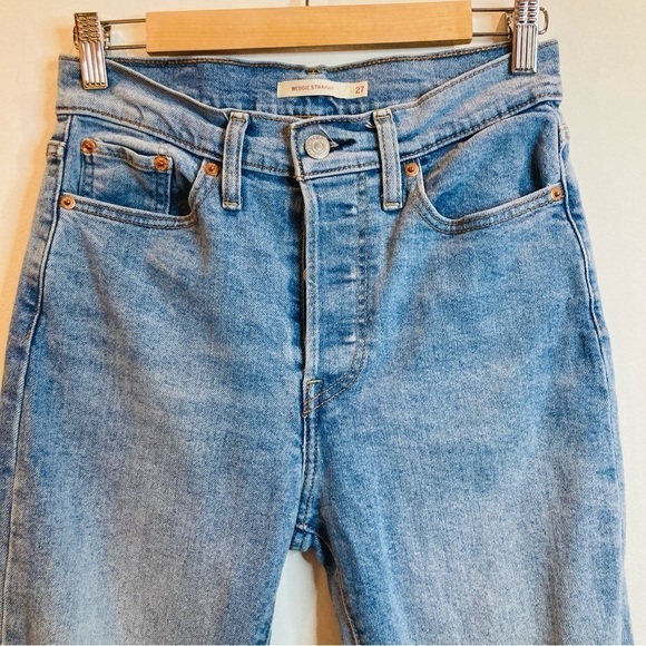 LEVI’S WEDGIE Sz 27 Wedgie Straight  Distressed Light Washed Jeans - Picture 2 of 13